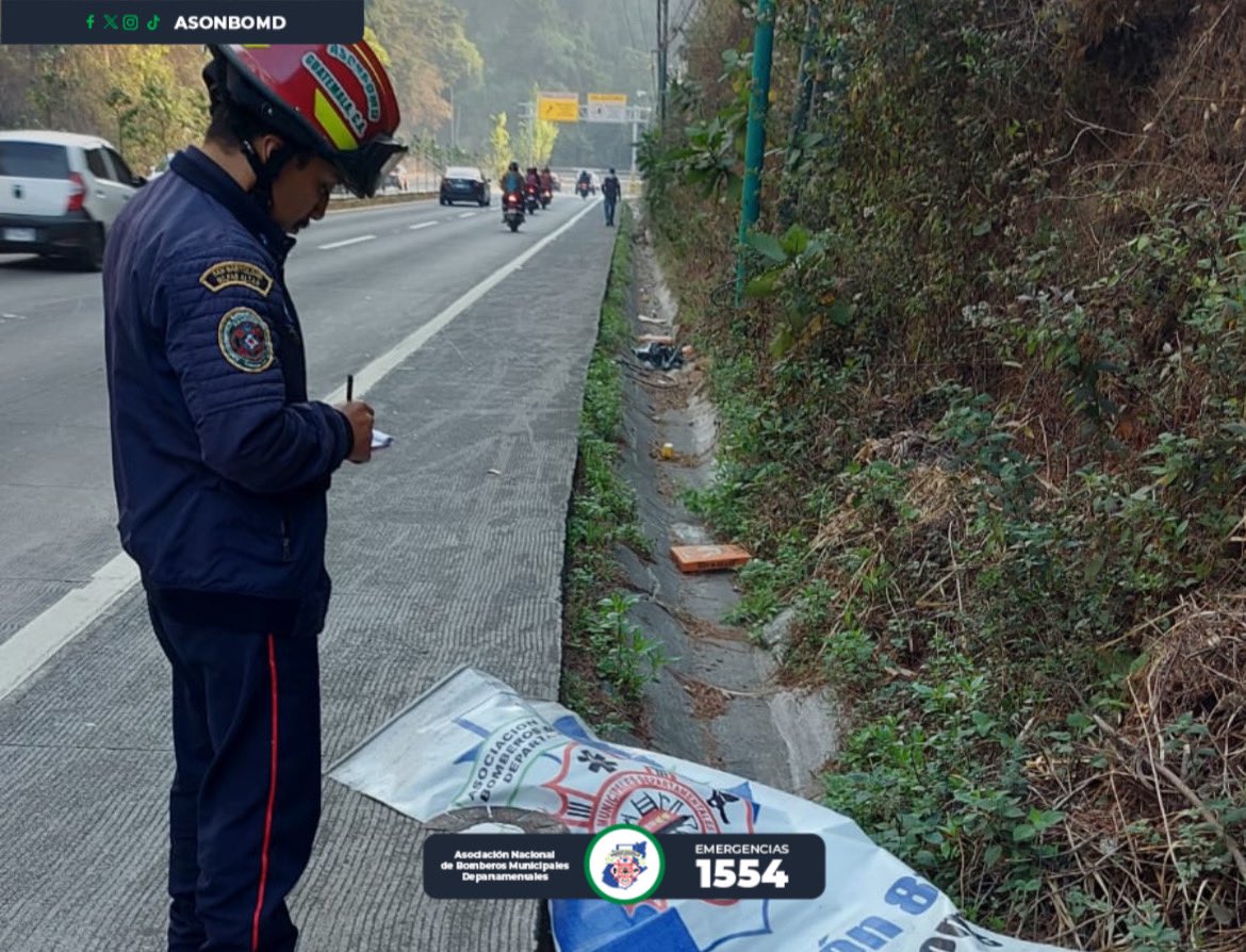 #LHenBreve | En el km 25 de la carretera Interamericana, jurisdicción de Mixco, los Bomberos Municipales Departamenales reportaron el hallazgo de un cuerpo con señales de violencia, el cual estaba atado de pies y manos y con un rótulo en el pecho.

📸: CBM