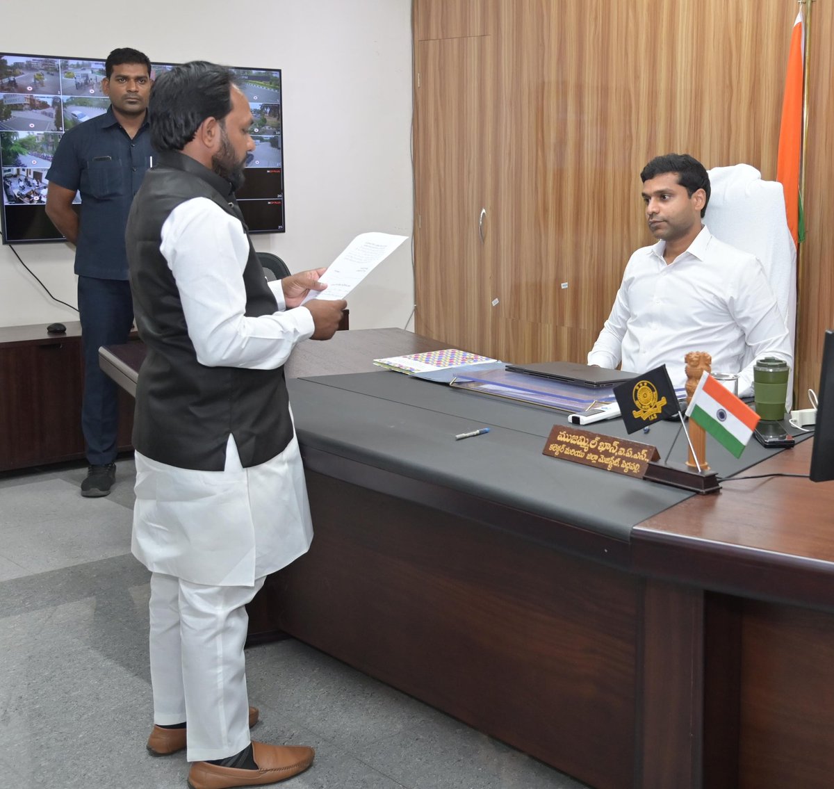 Collector_PDPL's tweet photo. 02-పెద్దపల్లి (ఎస్.సి.) పార్లమెంట్ నియోజక వర్గంలో మూడవ రోజు నామినేషన్లు స్వీకరణ.

అసెంబ్లీ సెగ్మెంట్ స్ట్రాంగ్ రూములకు ఈవీఎం యంత్రాల తరలింపు కార్యక్రమాన్ని పరిశీలించిన పెద్దపల్లి పార్లమెంట్ ఎన్నికల రిటర్నింగ్ అధికారి, జిల్లా కలెక్టర్ ముజమ్మిల్ ఖాన్ https://t.co/OxQ6HnCOsr
