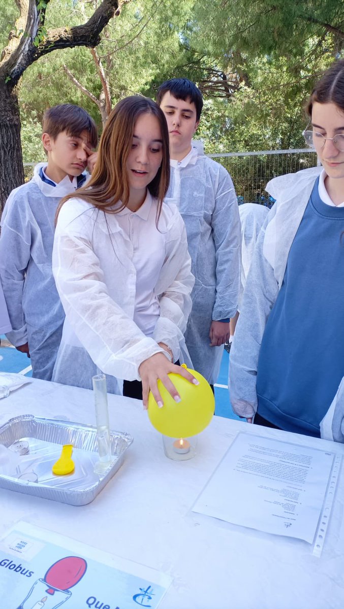 MareMolas_Reus's tweet photo. II edició de la Fira d’Experiments Mare Molas. Una gran experiència per l’alumnat de 2n d’ESO que ha ensenyat els seus experiments a les famílies que han vingut a gaudir d’una tarda de ciència. Gràcies a tots els que ho han fet possible. #confía #consolacióneduca @ETEConsolacion https://t.co/wt7x8fNPpd