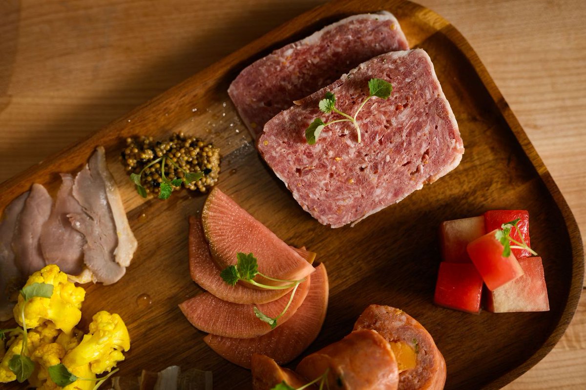Indulge in the art of meat and cheese boards with Chef Steve McHugh’s famous charcuterie. Seasonal assortments await! ⭐ #porvida #gospursgo #spursclub