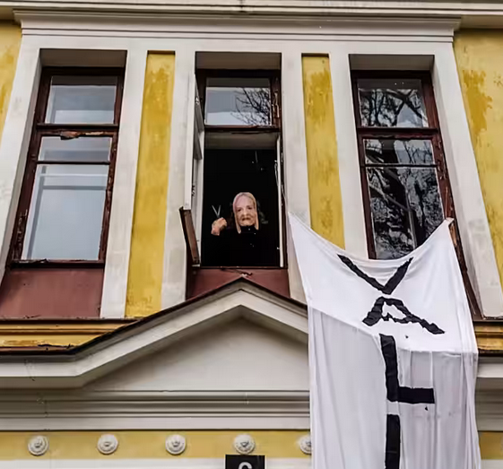 TomKeepIt's tweet photo. Näin. 

"valtasivat kartanon pääministerin virka-asunnon naapurista"

https://t.co/N9n2B96ceE
#opiskelijat #opintotuki #asumistuki #hallitus #Orpo #pakko https://t.co/e5ByLQL1eD