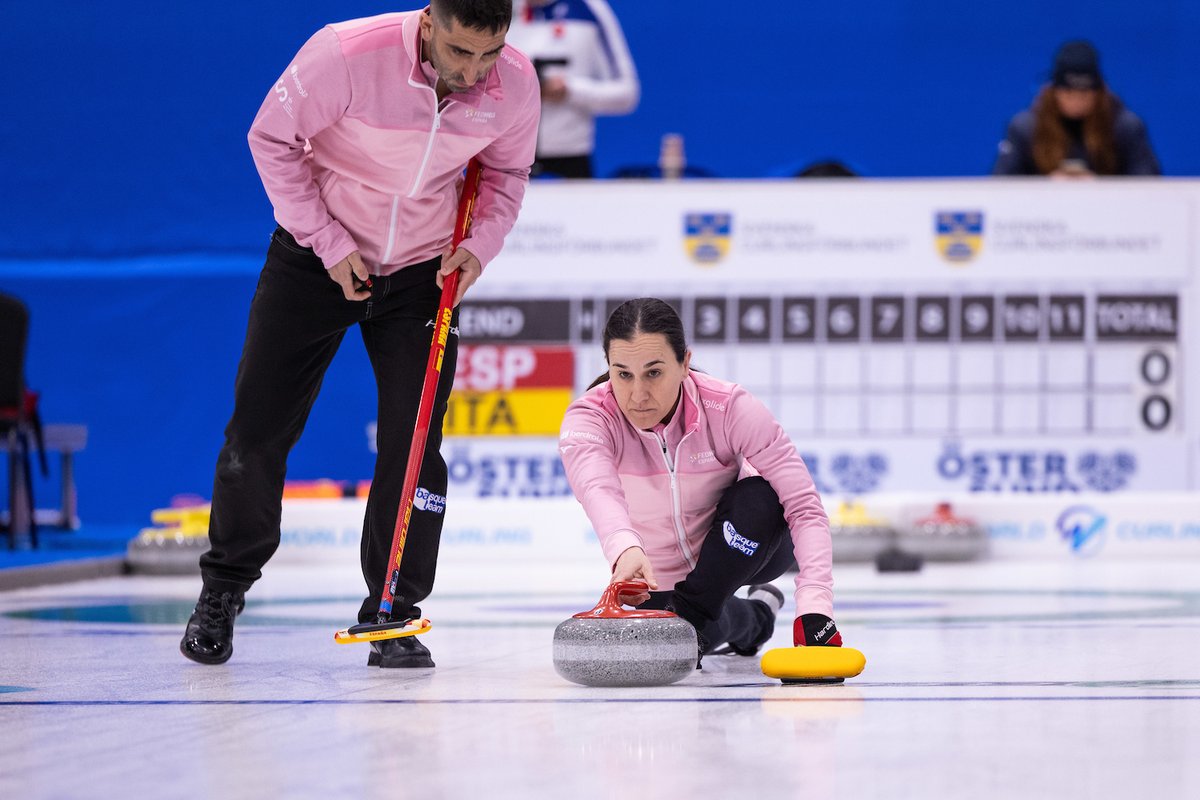 🩷 La RFEDH y @foxglide se pasan al rosa para concienciar sobre el Cáncer de Mama ✅ España vestirá una equipación especial rosa en cinco partidos del Mundial de Dobles Mixtos, bajo la campaña ‘Curlers Wear Pink’ de nuestra sponsor técnico de curling. 📸 @worldcurling #WMDCC