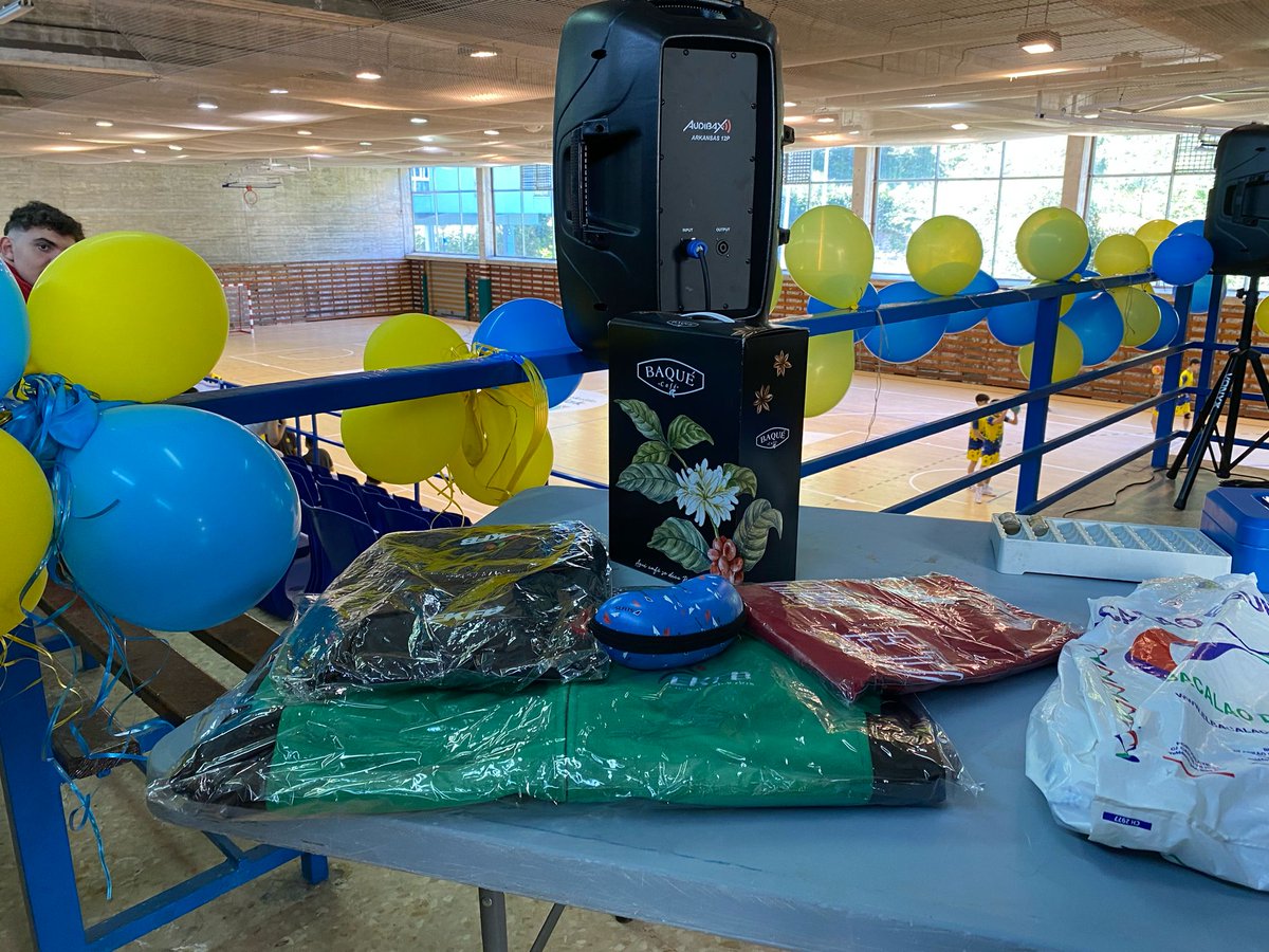 CBBarakaldo's tweet photo. Si te acercas hoy a Gorostiza no te olvides participar en la rifa de hoy🤩
Podrás llevarte:
- Una bacalada de @bacalaoeguino
- Un lote de productos @CafeBaque
- Unas gafas de sol
- Una mochila, un polo de Athletic y un forro polar donados por @deustobizirik1
#finalA4 #harrobia https://t.co/R2b3gt0eEF