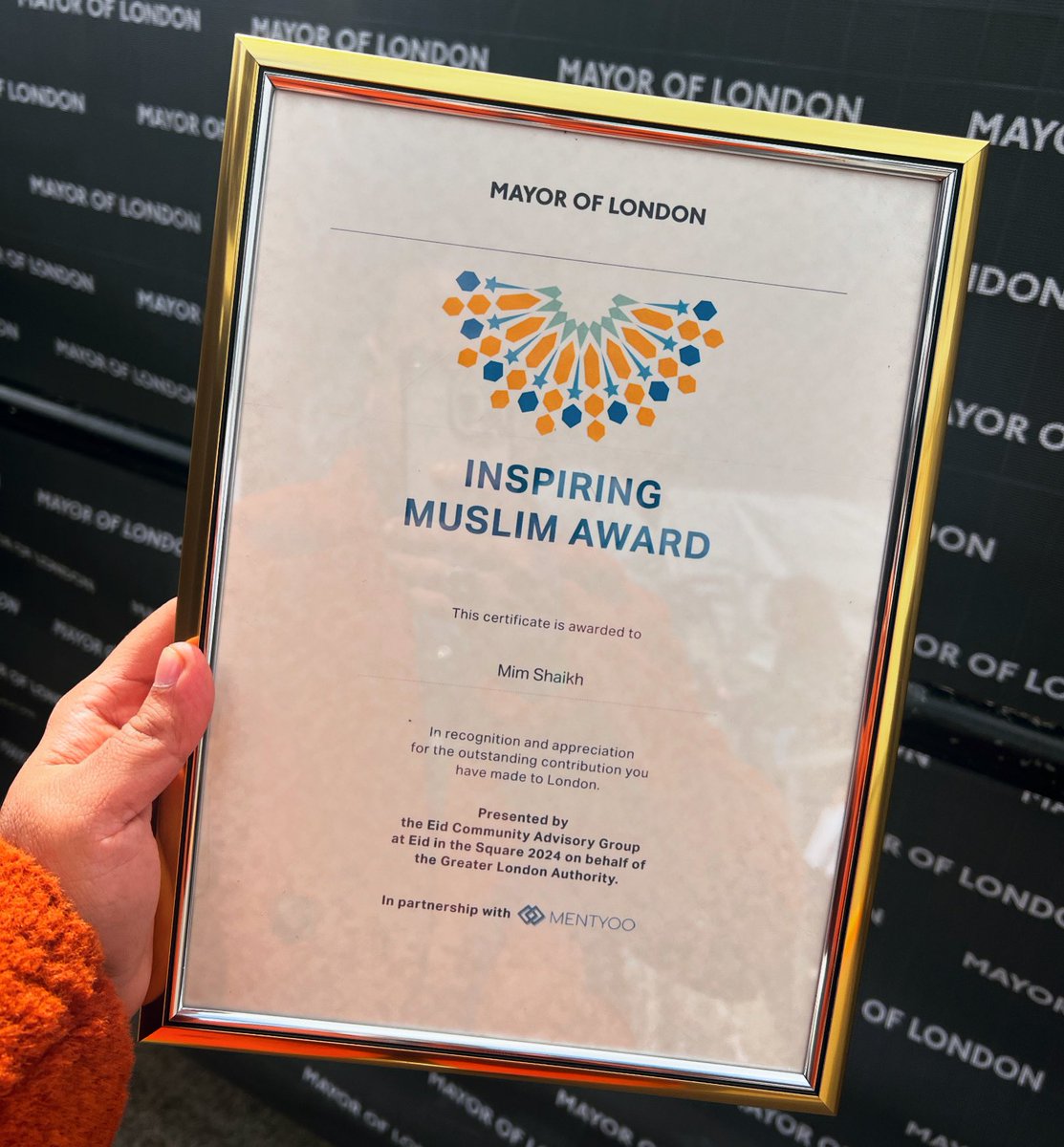 Thank you to the @MayorofLondon and @Mentyoo for awarding me with the ‘Identity Storyteller’ award at this year’s #EidInTheSquare event. 🤲🏽🌙✨🙏🏽