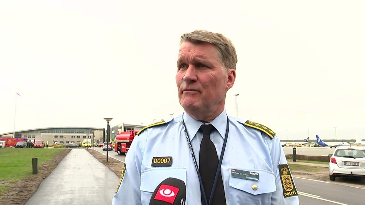 Politiet undersøger 'noget fysisk' i Billund Lufthavn efter bombetrussel dr.dk/nyheder/indlan…