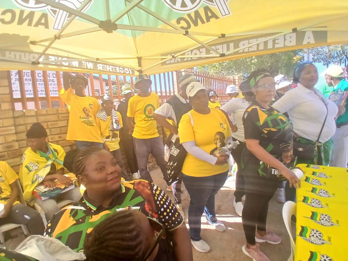 VuyaniMabaxa27's tweet photo. 🌟 📍ON THE CAMPAIGN TRAIL 🌟

#MothoMothong Ward 29 door to door #Zone10 Zonal Programme 

@ANCJHB @GautengANC @MYANC @NtandoKhoza13 @Milikitati @Mahlaku_mokgadi @sneidjer365 @Stan_Itsh @khanyi1509

#ANCLivesANCLeads #ANC24 #VoteANC #ANCAtWork  #LetsDoMoreTogether ⚫🟢🟡 https://t.co/JIOUW1RU5N