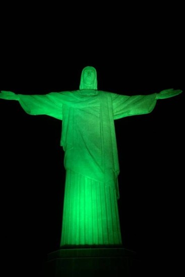 perromachetazos's tweet photo. Vi en las noticias que iluminaron al Cristo Redentor de verde y me empecé a reír porque pensé: Cristo Wasap https://t.co/m393zpfawQ