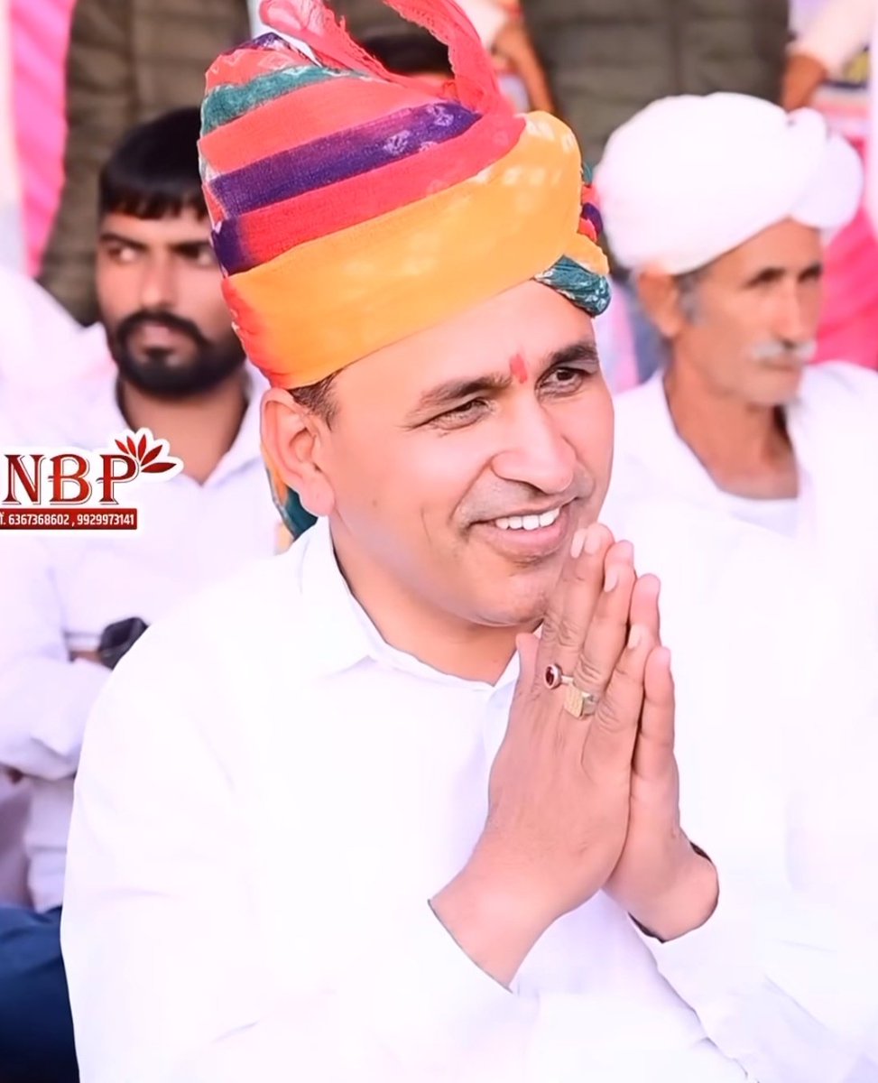 ManzuDinesh's tweet photo. राम राम साथियों .......

दो दिनों से लगातार समाज के युवाओं और वरिष्ठ लोगो से विचार विमर्श करके उनकी सलाह पर उम्मेदाराम बेनीवाल जी के नाम का  सुझाव सबसे ज्यादा आया ......... 

जब हमने उम्मेदाराम बेनीवाल से समाज के विभिन्न मुद्दों पर चर्चाएं कि उन्होंने सभी मुद्दों को संसद मैं मजबूती से उठाने का पूरा विश्वास दिलाया , उन्होंने कहा है पर्यावरण संरक्षण और शिकार प्रकरण रोकने को लेकर हमेशा उनकी प्राथमिकता रहेगी , वो समाज के साथ हर वक्त खड़े रहेंगे ..!

सहज , सरल और सुलझे हुए इंसान है उम्मेदाराम बेनीवाल जी जिन्होंने आज तक किसी पर भी आरोप प्रत्यारोप नही किया , नही कभी जातिवाद किया ऐसे इंसान पर हमें जरूर भरोसा करना चाहिए.....!

मुख्य बात शिक्षा के क्षेत्र में उनके नेक कार्य और हर गरीब , किसान वर्ग शिक्षित हो उसको लेकर हमेशा बात रखते हैं ..!

अब बात आती है बाकी उम्मीदवार की हम सब जानते हैं पिछली सरकार के 10 साल हमारी हर मांग को कैसे उन्होंने टाली वो किसी से छुपी हुई नही है ...!!

निर्दलीय उम्मीदवार रविन्द्र सिंह भाटी जी पर भरोसा शिव की जनता ने किया था पिछले विधानसभा चुनावों मैं पर अफसोस आज देखो उन्होंने अपने निजी राजनीतिक स्वार्थ की मंशा के चलते उनसे किये 5 साल के वादों को तोड़ दिया , ऐसे नेता पर हम भरोसा करके हम अपना समर्थन जाया नही कर सकते हैं .!

@UmmedaRamBaytu जैसे नेता मिलना आज की राजनीति में मुश्किल से मिलते हैं , इस बार हमें पूरे तन , मन , धन से उन्हें समर्थन करके भारी मतों से विजयी बनाना है ..!
@SunilChoudharyO @HarendraJnvu @Mahendrabarmer1 @DineshPatel_INC @BarmerFateh @Hemaram_INC @Barmer_Harish