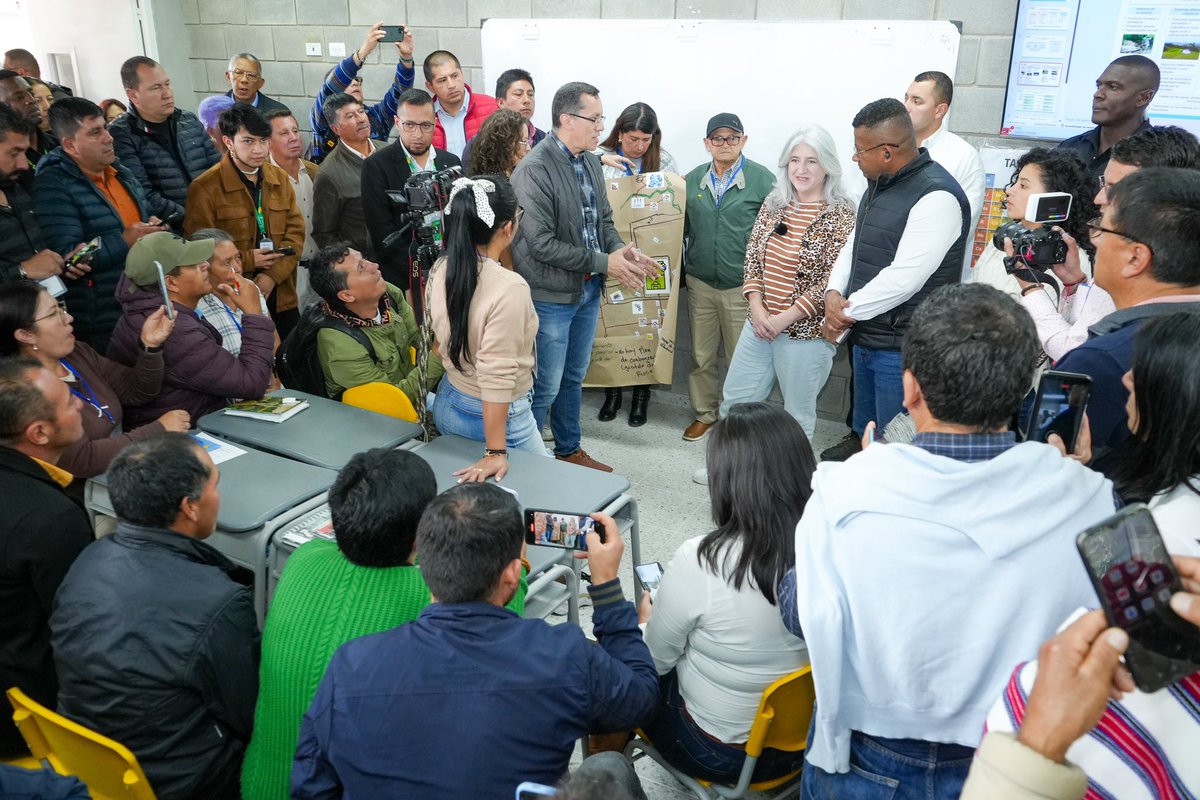 LuisAlfonsoEsc's tweet photo. ¡Ministra @CATALINAVELASCO, bienvenida a #Nariño!

Nos complace tenerla en nuestro departamento para esta agenda donde haremos importantes anuncios de inversión conjunta con el Gobierno Nacional para mejorar las condiciones de vivienda y saneamiento básico de miles de nariñenses.

Estamos viviendo el #Cambio. 🏡