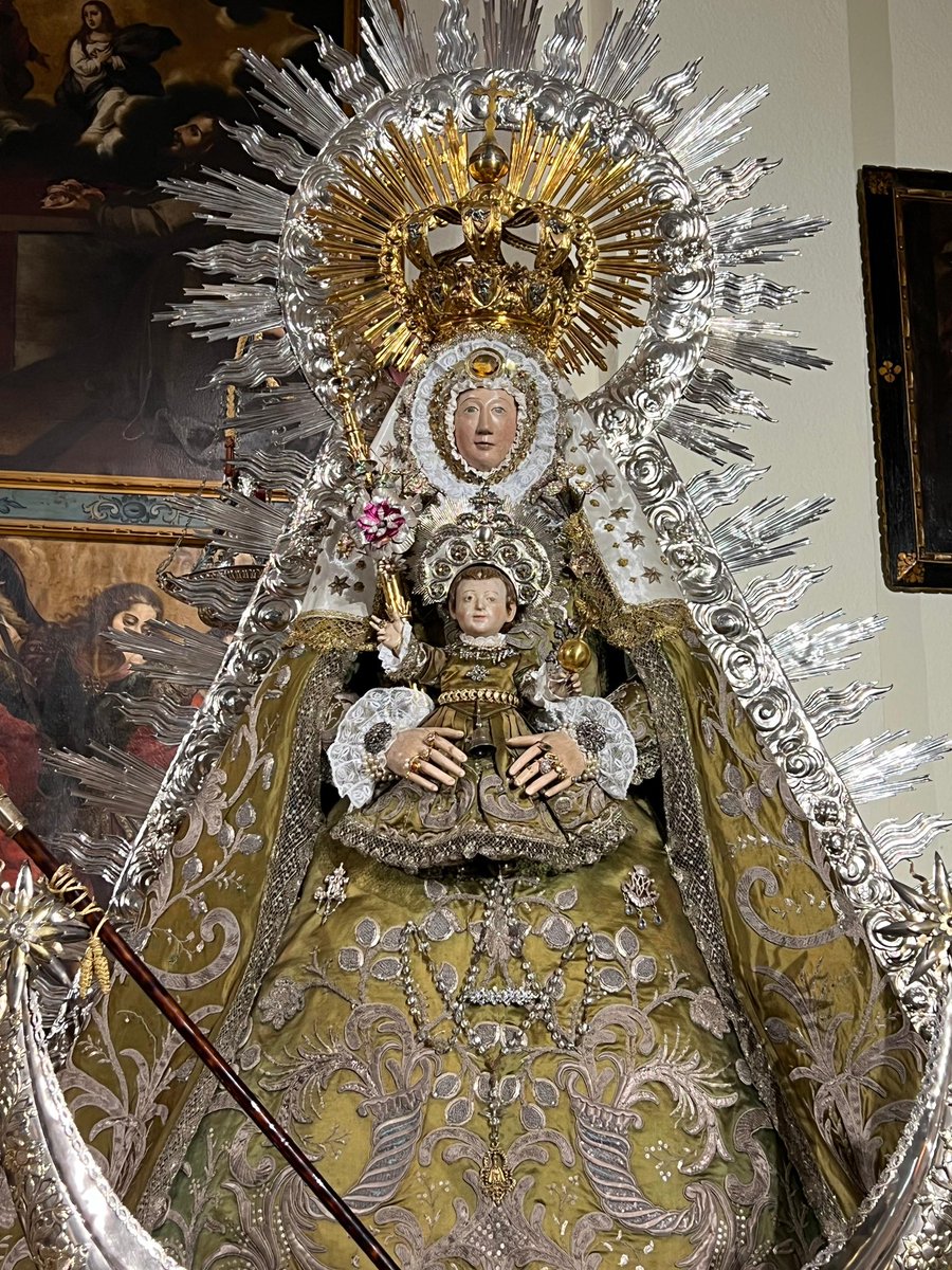 La Virgen del Valle luce para su traslado desde el Convento de Santa Ángela de la Cruz el traje de raso de seda verde bordado en plata y manto del SXVIII con decoración de motivos de rocallas La Virgen del Valle saldrá hacia la iglesia de Santa Cruz a las 20.30 aproximadamente.