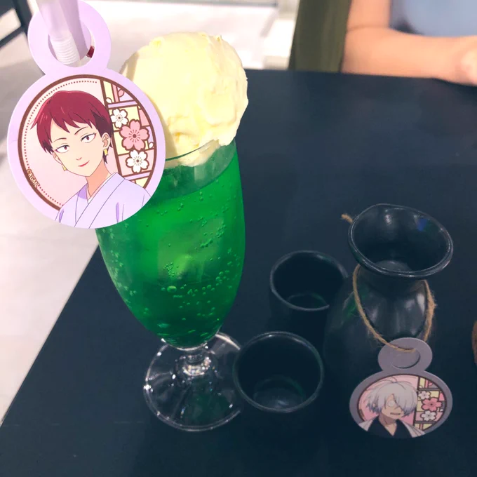 友人に付き合ってもらってゲ謎コラボカフェ行ってきたー! 私が辛いもの苦手とはいえカレーが思ってたよりだいぶ辛くて笑っちゃったし、奥さんのクリームソーダと父の甘酒頼んだらそれぞれ互いのステッカーと一緒に来てくれて ふ、夫妻〜〜〜!! ってなった