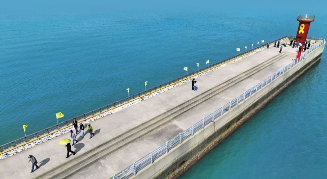 "Aku masih melihat para siswa di dalam mimpi"

Kim Jinmyung (69), mantan kepala sekolah SMA Danwon masih ga bisa tidur sejak bencana itu terjadi 10 tahun lalu.

Saat itu, 250 siswanya meninggal dunia, 11 guru meninggal dunia, termasuk wakil kepala sekolah Kang Minkyu.

Pak Kim