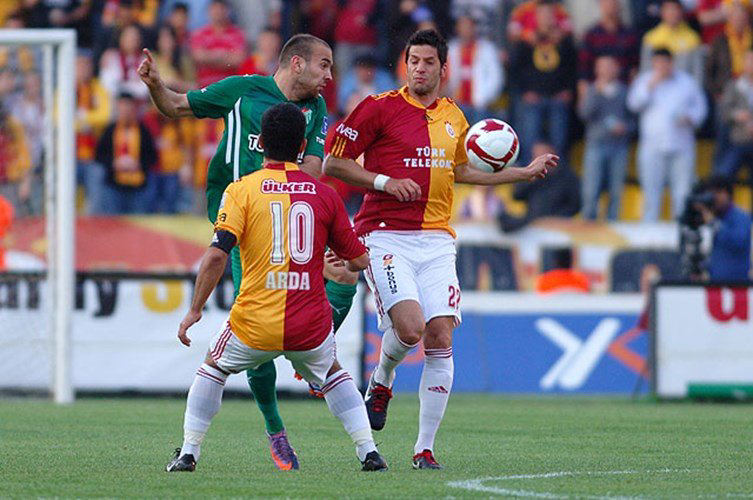 25 Nisan 2010 | Galatasaray 0-0 Bursaspor

Galatasaray, Bursaspor'dan aldığı puanla Fenerbahçe'yi 3 hafta kala lider yaptı. Son hafta Kadıköy'de Trabzon'u yenmeyi beceremeyen Fenerbahçe şampiyonluğu Bursa'ya kaptırdı

"Kumpas örgütlü yapı" diyip zırvalarken unuttukları bir maç