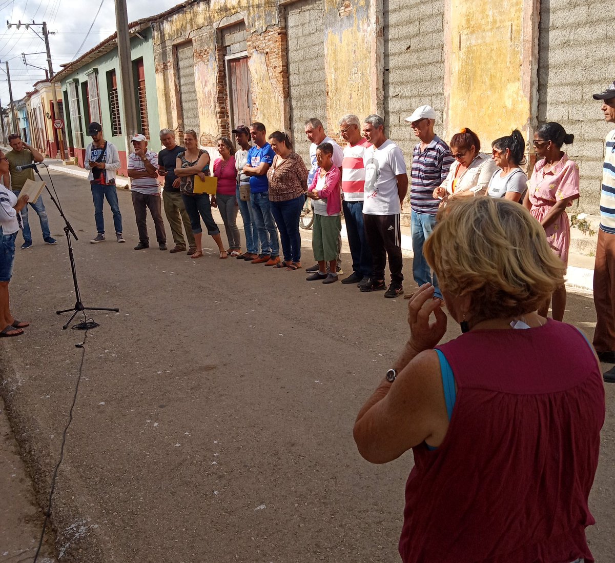EFpais's tweet photo. Se rinde homenaje frente a la casa natal de Juan Pedro Carbo Servía, por los hechos ocurridos en 1957, Humboldt 7 #CubaMined https://t.co/NQGsCIAcdR