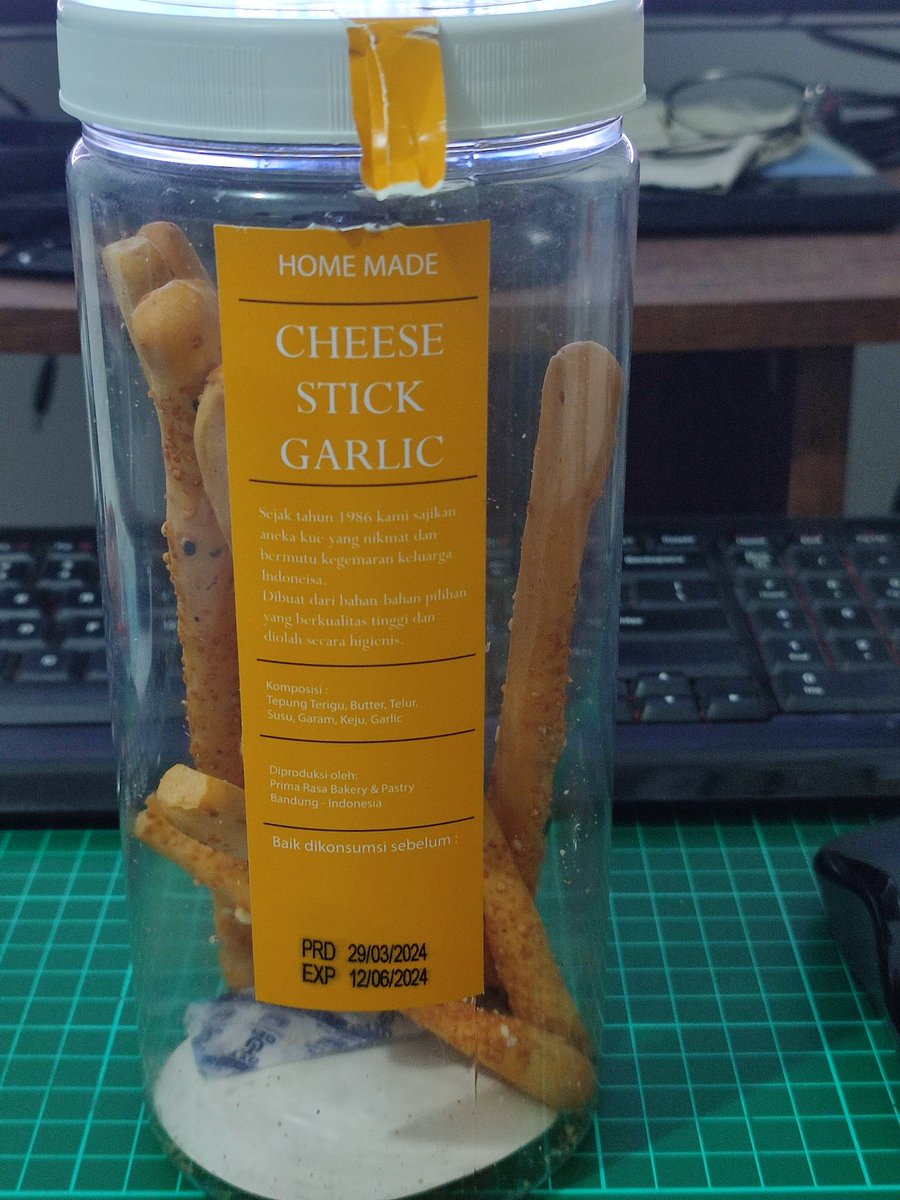 fz_199's tweet photo. This is actually good, snacks for binge-watching
#primarasa #cheesestickgarlic #cheesestick #fzeating #bandung https://t.co/1jn0LKVXp1