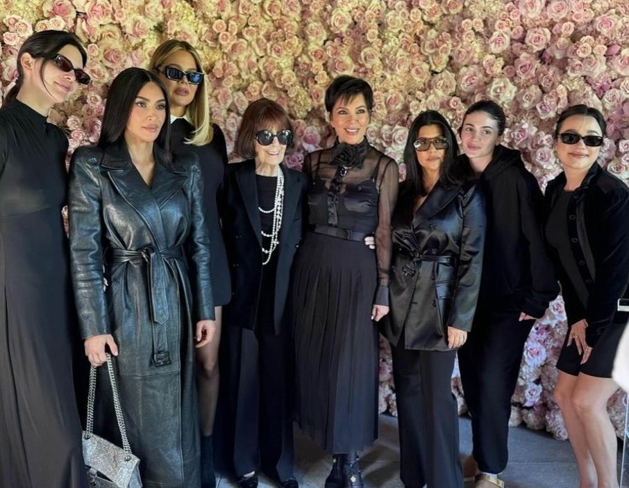 Kim, Khloé, Kourtney Kardashian, Kris, Kylie e Kendall Jenner no funeral da Karen Houghton. 🕊️