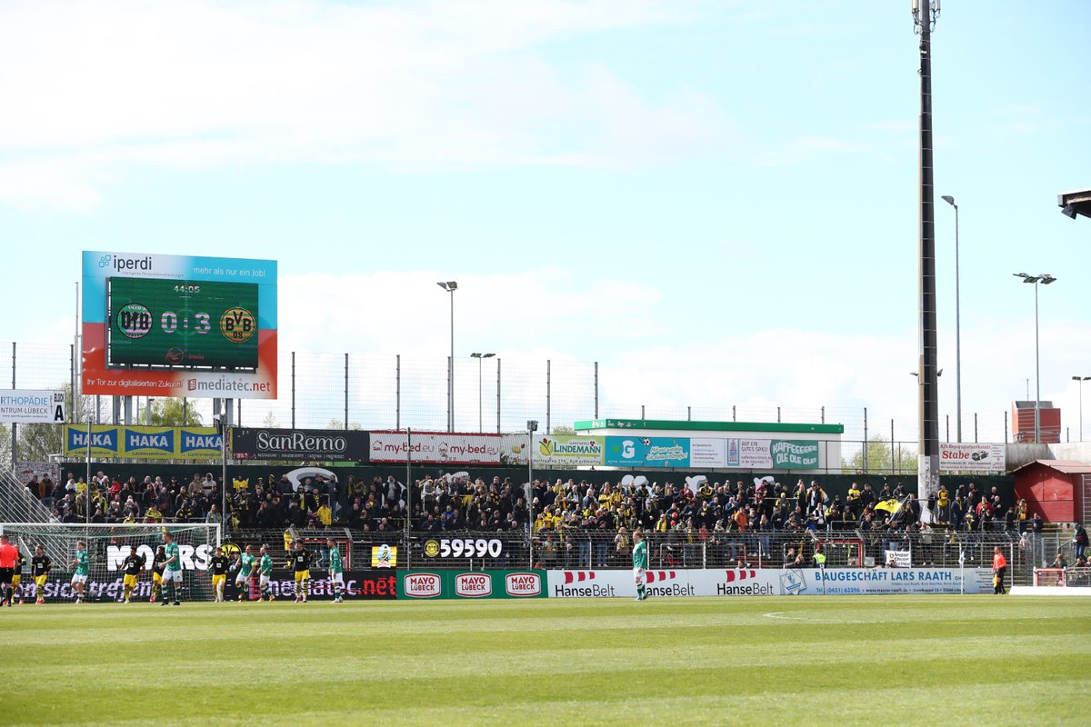 schwatzgelbde's tweet photo. Nicht spektakulär, unsere #Kurvenfotos vom heutigen Auswärtsspiel des #BVBII beim #VfBLübeck möchten wir Euch trotzdem nicht vorentalten. Unsere 📸 zu #VFBBVB. https://t.co/32ZfA20PRg