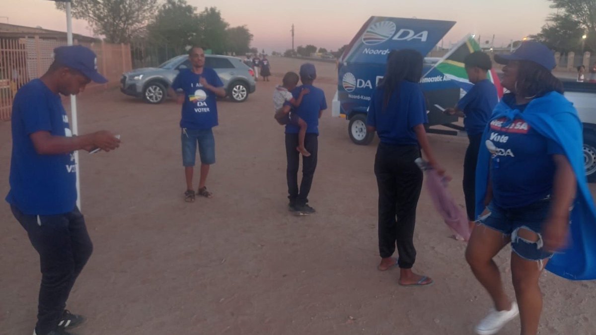 🔵The DA has been engaging residents on service delivery collapse and unemployment which have plagued communities in Dawid Kruiper and the province. The DA in #Upington held blue waves. Join the mission to rescue the Northern Cape. #VoteDA #RescueSA