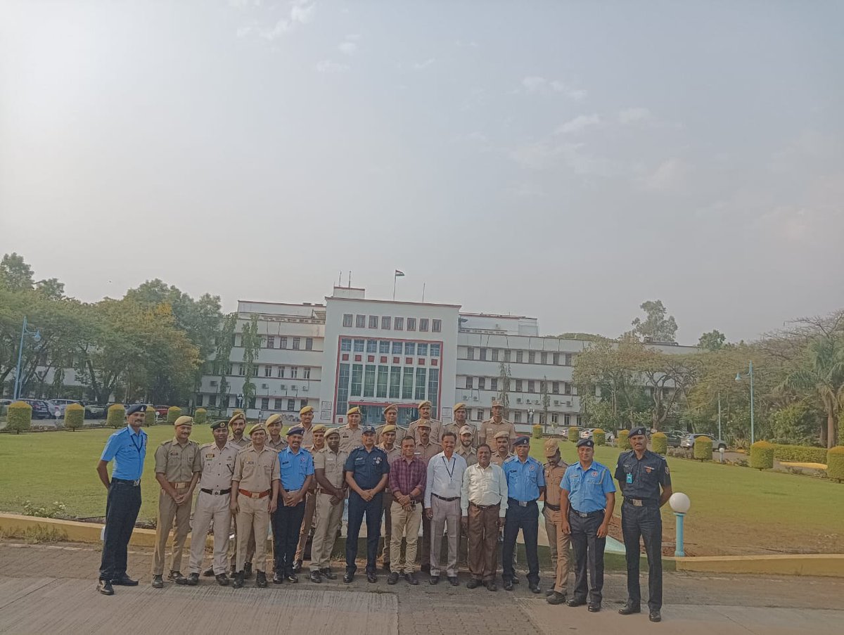 05NDRF's tweet photo. #trainingvisit
#5bnndrf conducted training visit for ongoing ToT CBRN course for various SDRF to NCL, Pune for enhancement of practical knowledge of CBRN emergencies. #NDRF #SDRF #CBRNpreparedness
@ndmaindia
@NDRFHQ
@SDMAMaharashtra
@ANI https://t.co/FkBs4Hwtob