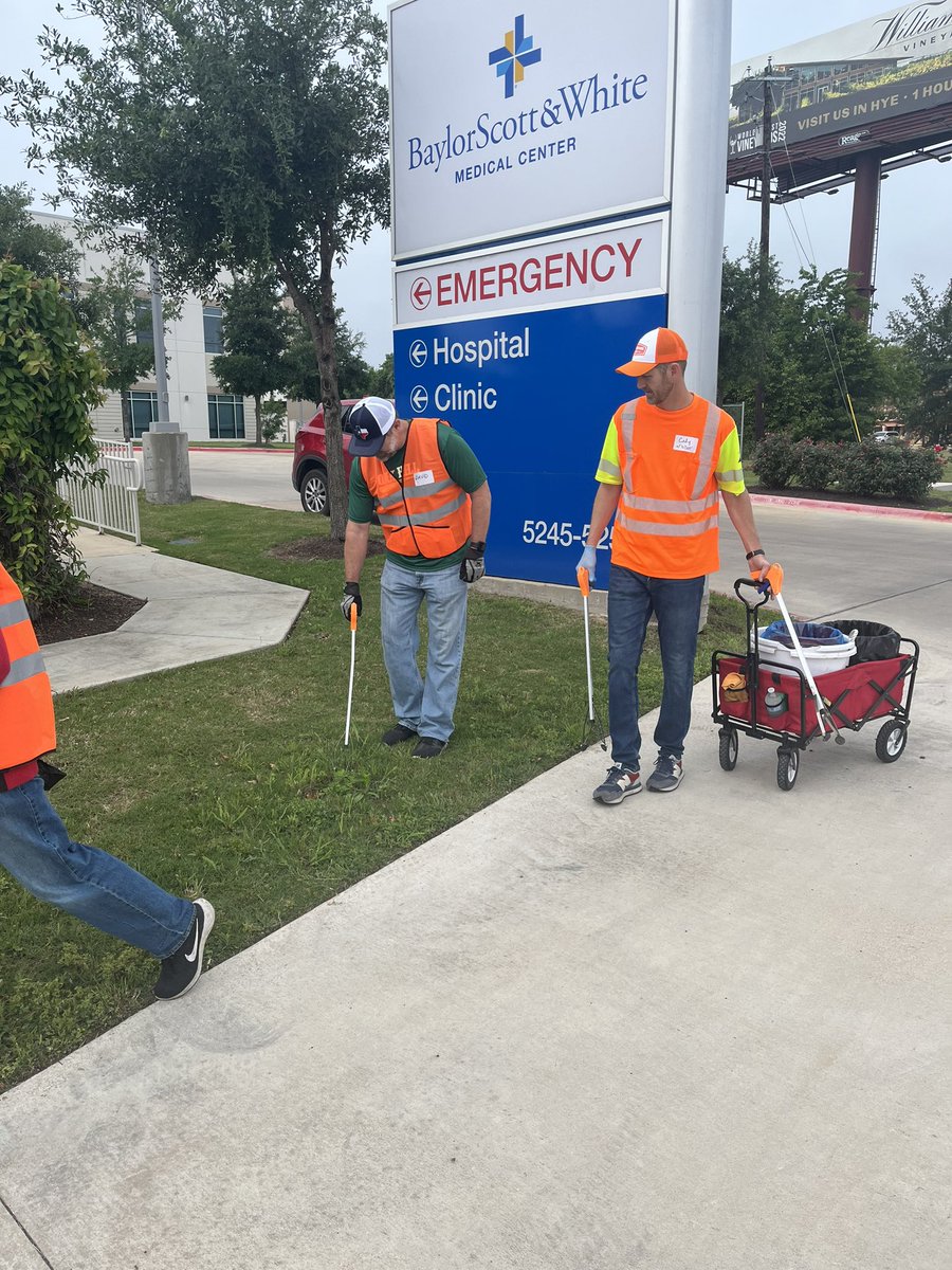 TxDOTAustin's tweet photo. The @OakHillParkway Team and members of the community out in full force to beautify the sides of US 290 as part of a day of service with Keep Austin Beautiful. #atx #roadcleanup https://t.co/Dzov4mt5D7