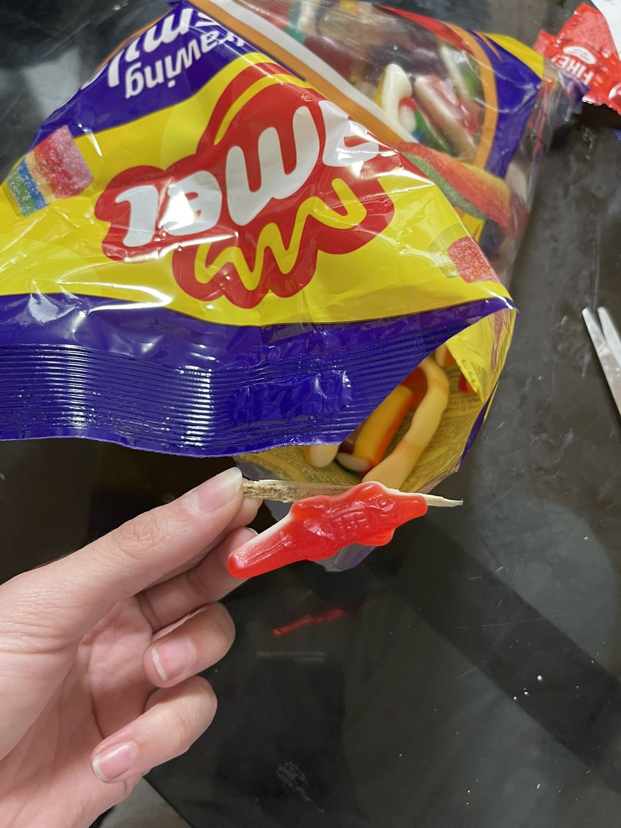_8laura6_'s tweet photo. @gadis el otro día me compré unas chuches y me encontré esto, estaba pegado a un tiburón https://t.co/SpKtHVbBGX
