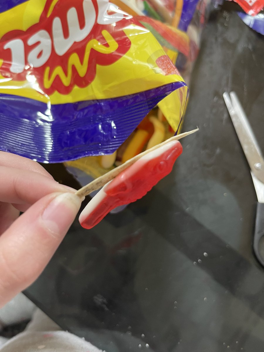 _8laura6_'s tweet photo. @gadis el otro día me compré unas chuches y me encontré esto, estaba pegado a un tiburón https://t.co/SpKtHVbBGX