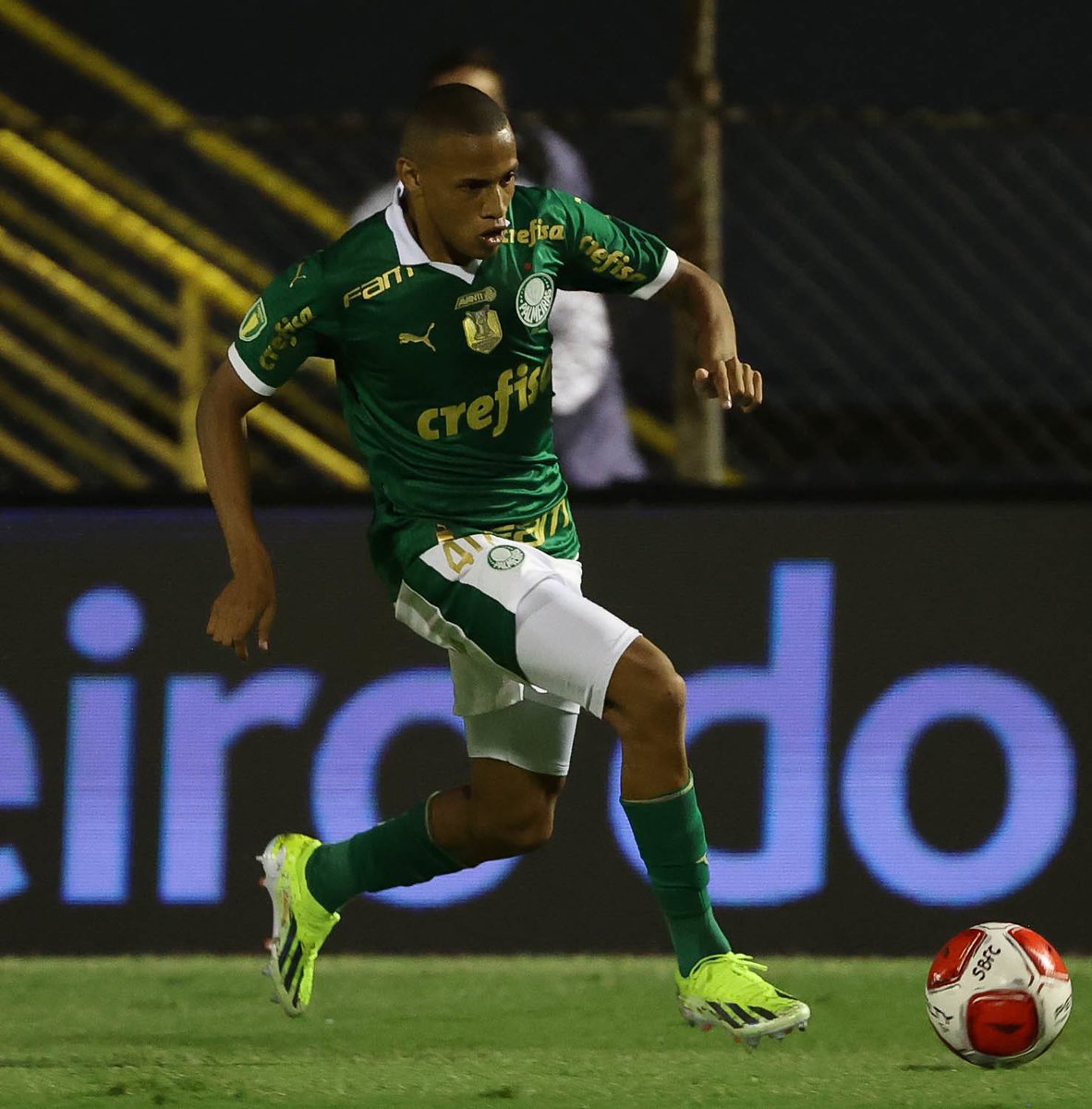 Após críticas, Palmeiras blinda Jhon Jhon e ainda acredita no potencial do jogador.

O meia de 21 anos não entra em campo desde o dia 18 de fevereiro, no clássico contra o Corinthians. O "sumiço" é um plano de blindagem.

Abel decidiu preservar Jhon Jhon, que foi apontado pela