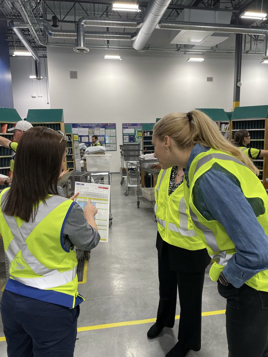 At the new Canada Post office in Magog, we were lucky enough to see the action they get to experience every morning. 📬 With the rise of competitors, their services have evolved. We spoke of the realities of this job in urban and rural areas, and the future of their industry.