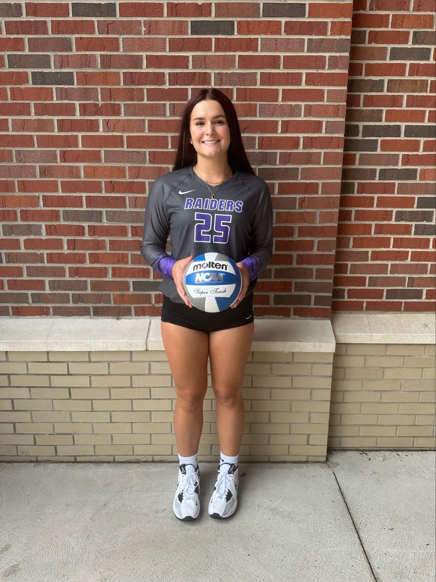 Happy Birthday to our freshman hitter, Molly! Have a fantastic day! 🎈💜🎉