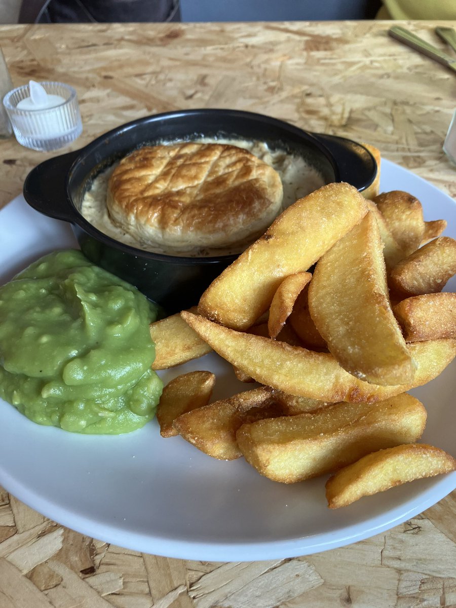 Price27P's tweet photo. Hi gang 👋Spending the weekend in Prestonia with @MsRoseCavalier ❤️A nice bit of lunch then a #BenchPlonk & a beer to remember Ern & Rose. Cheers all 🍻❤️🌈@NicPrice22 https://t.co/KXpdmFzYab