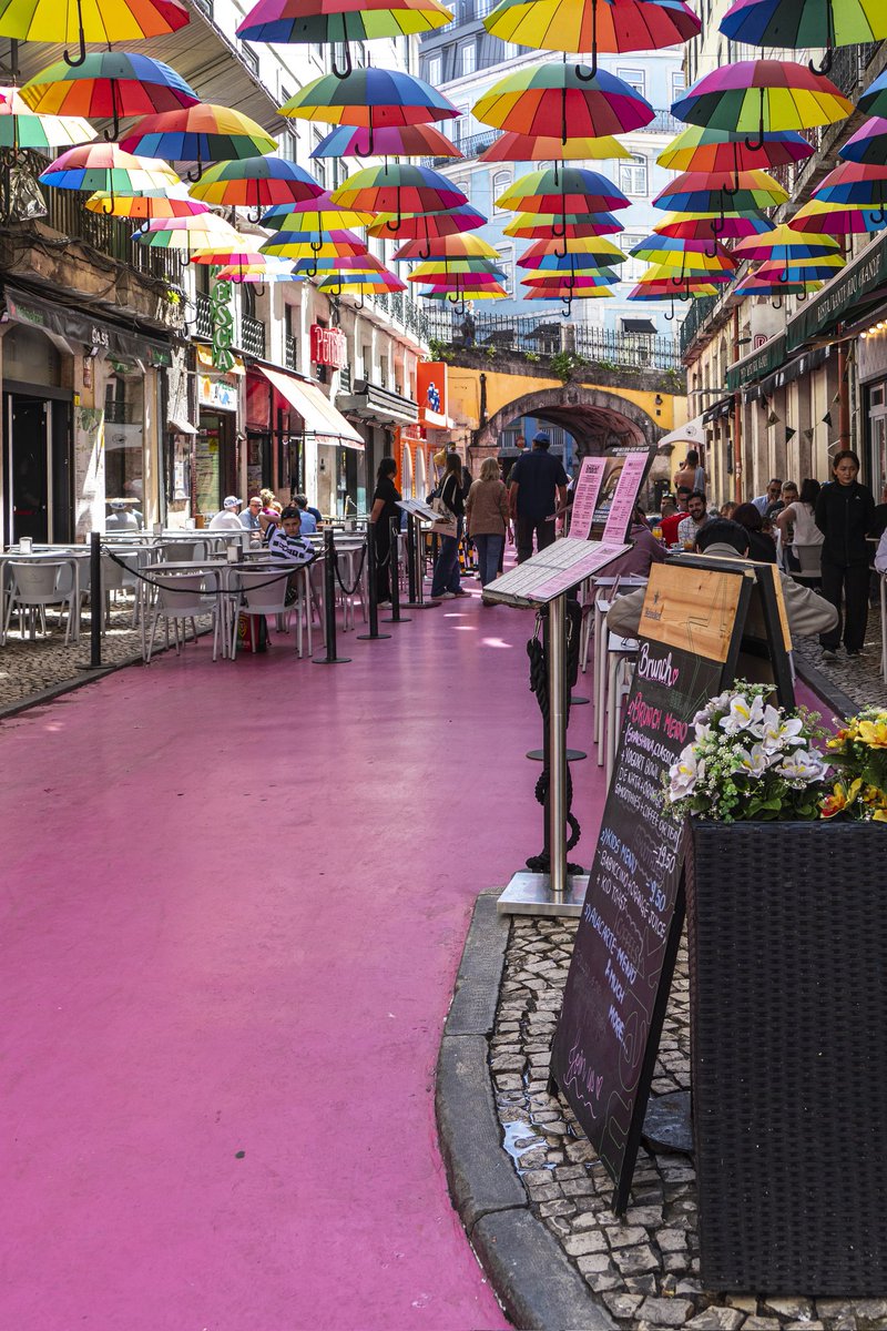 #Portugal #Lisboa 
Pink Street 
#streetphotography #colorfulstreet #UrbanExploration #travelphotography 
#april2024 
📷#PanasonicLumix 
Happy Afternoon Friends ❤️