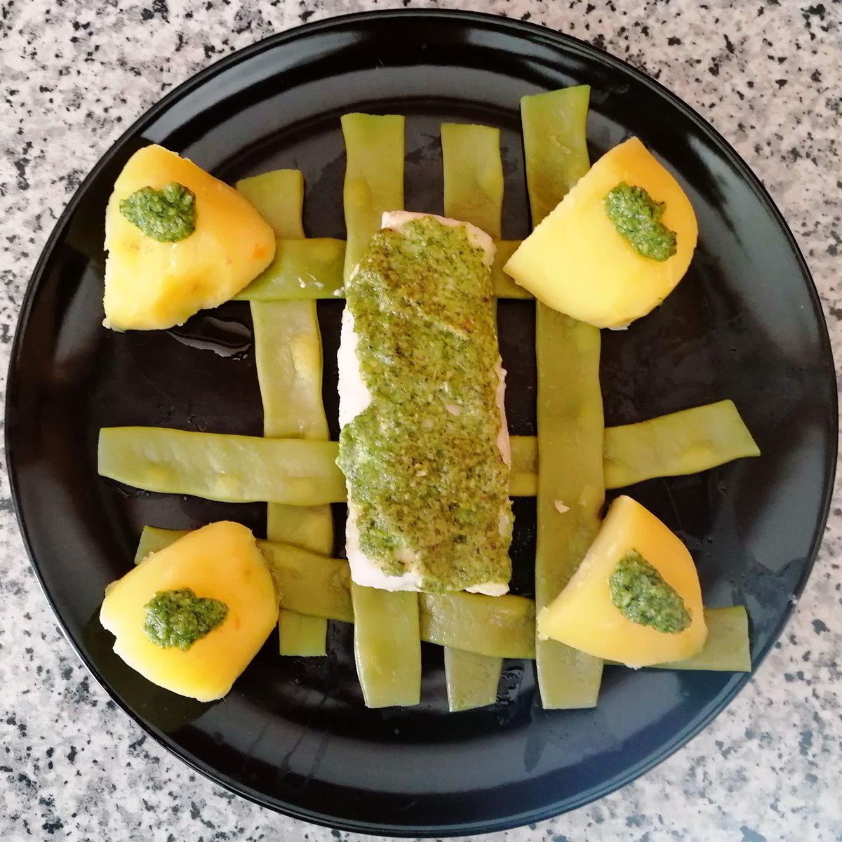 MikeKocht's tweet image. #Fisch #Twooking "light" mit Gemüse und Erdäpfeln (Kartoffeln)
Der #Kabeljau ganz sanft gegart. So treffen auch weniger routinierte den perfekten Garpunkt
Dazu noch ein #Pesto vom Vogerlsalat (Feldsalat)

mikekocht.at/2024/04/20/lei…