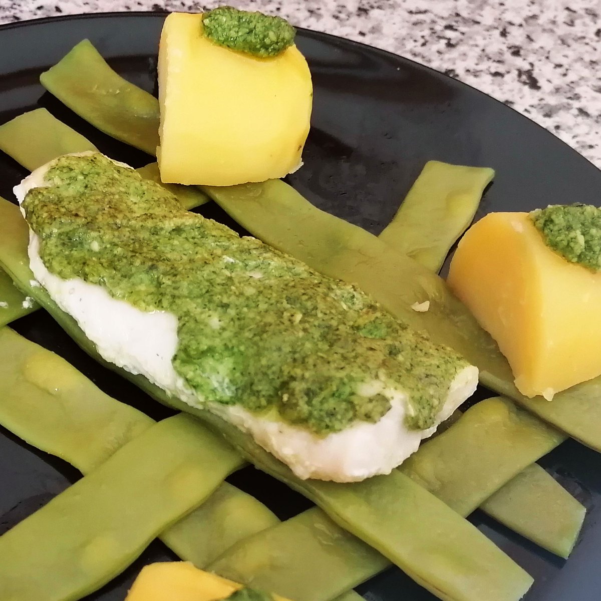 MikeKocht's tweet image. #Fisch #Twooking "light" mit Gemüse und Erdäpfeln (Kartoffeln)
Der #Kabeljau ganz sanft gegart. So treffen auch weniger routinierte den perfekten Garpunkt
Dazu noch ein #Pesto vom Vogerlsalat (Feldsalat)

mikekocht.at/2024/04/20/lei…
