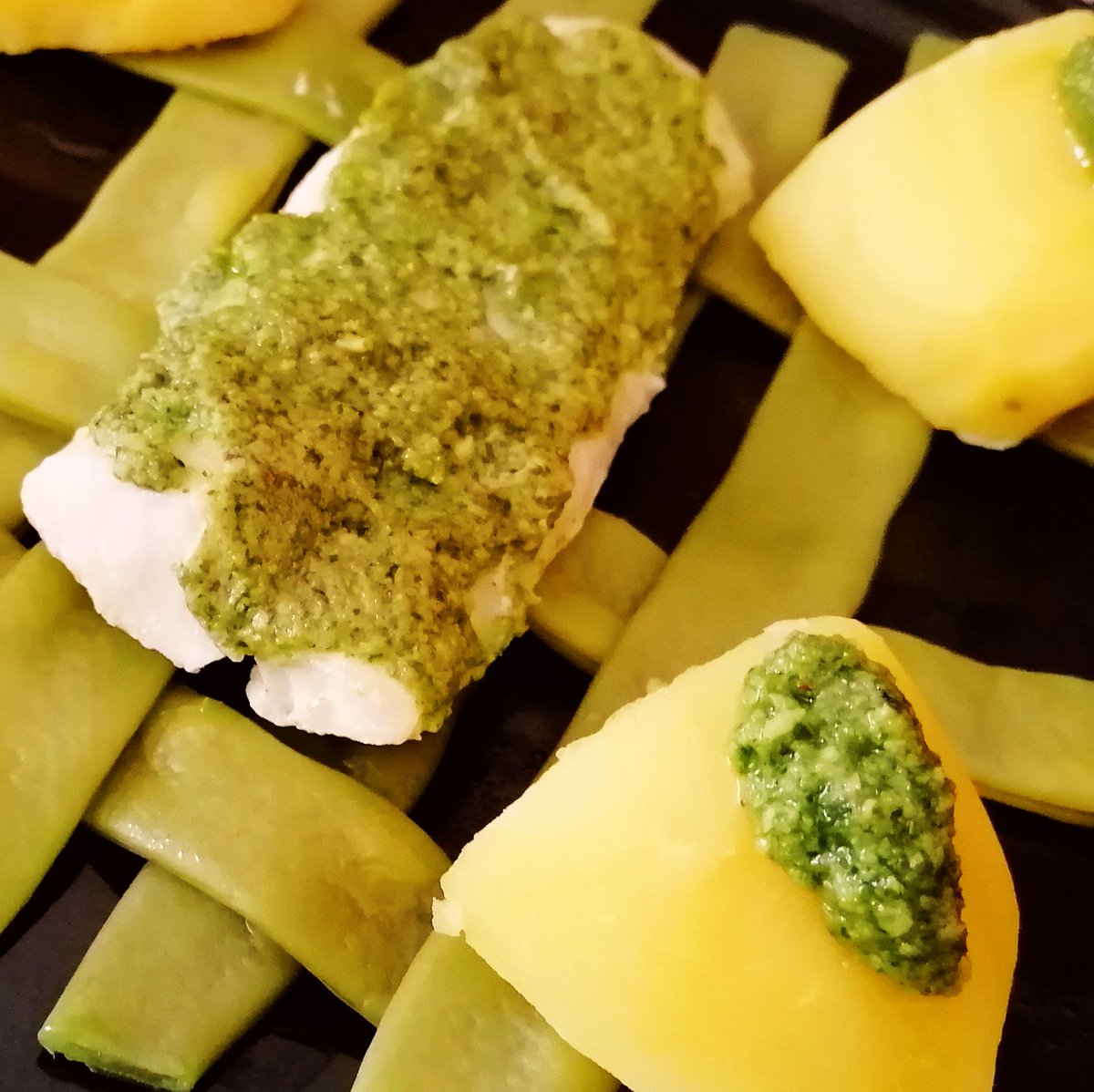 MikeKocht's tweet image. #Fisch #Twooking "light" mit Gemüse und Erdäpfeln (Kartoffeln)
Der #Kabeljau ganz sanft gegart. So treffen auch weniger routinierte den perfekten Garpunkt
Dazu noch ein #Pesto vom Vogerlsalat (Feldsalat)

mikekocht.at/2024/04/20/lei…