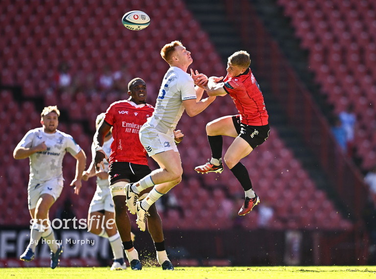 Ciarán Frawley of Leinster and Morne van den Berg of Emirates Lions contest a high ball during the URC match in Johannesburg. 📸 @harryamurphy sportsfile.com/more-images/77…