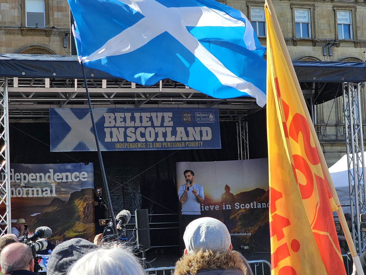 🏴󠁧󠁢󠁳󠁣󠁴󠁿 @HumzaYousaf speaking to the Glasgow @believeinscot Rally at George Square. 'Our independence will not be won by politicians. It will be won by the people, it will be you.'