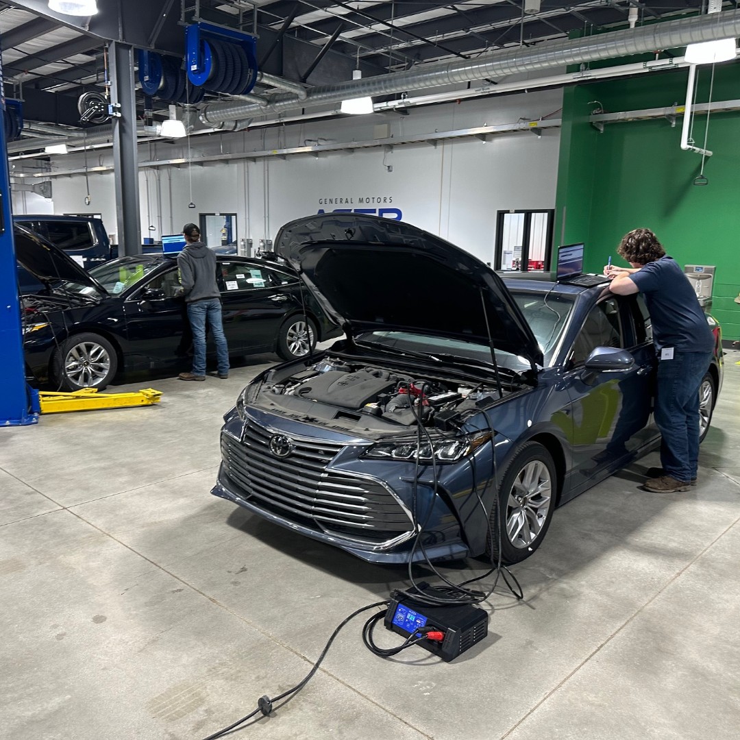 edmartinauto's tweet image. It&apos;s a busy day at Ivy Tech where the team from Ed Martin Automotive is judging Skills USA! 

#Mechanics #AutomotiveSkills #IvyTech
