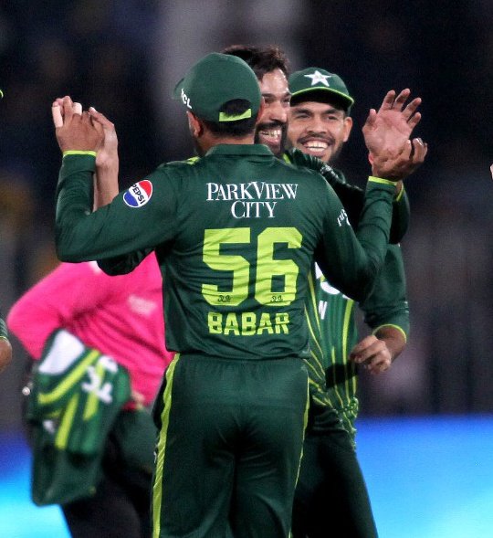 ahtashamriaz22's tweet photo. Picture of the Day!

Babar Azam hugged Mohammad Amir 🫂

#BabarAzam𓃵 #PAKvNZ #PAKvsNZ https://t.co/Y0iP2Asvks