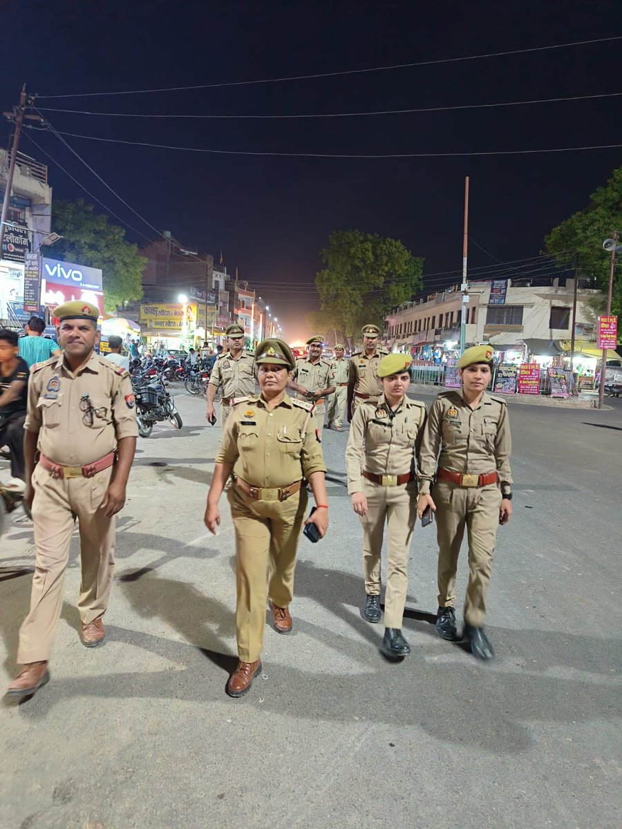 महिला थाना पुलिस टीम द्वारा कस्बा मंझनपुर में भ्रमण कर महिलाओं/बालिकाओं को कल्याणकारी योजना के बारे में जानकारी दी गई एवं उनकी समस्याओं को सुना गया तथा विभिन्न हेल्पलाइन नंबरों 1090,1076,112,108,102,181,1930 की जानकारी दी गई। #UPPolice #kaushambipolice