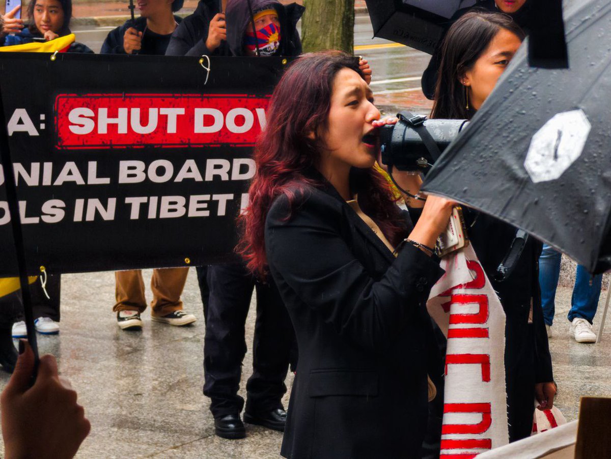 hkdc_us's tweet photo. More photos from #Tibetans &amp; #HongKongers’ protest against top CCP official &amp; PRC ambassador to US Xie Feng at @Harvard’s @Kennedy_School. Stand up against the CCP’s human rights abuses &amp; crushing of the popular will in #Tibet &amp; #HongKong. https://t.co/uNHOJ4Cuv3
