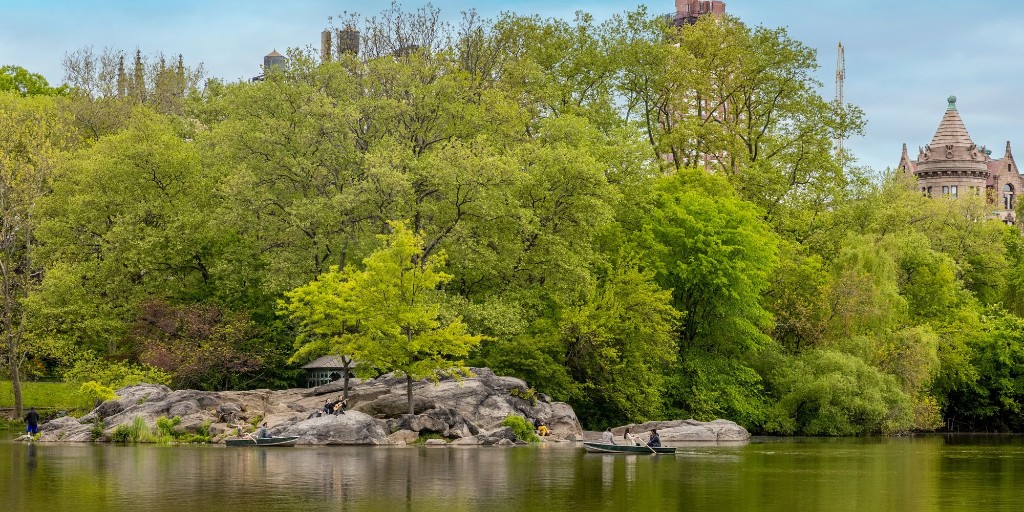 Happy Taurus season! ♉️ This spring zodiac sign is represented by the bull, and is known to enjoy savoring the present moment. Hernshead in Central Park is the perfect spot for doing just that. This stunning rocky outcrop offers views of the Lake, City skyline, and the Ramble.