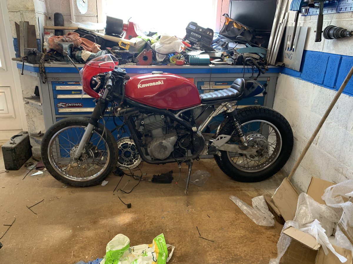 Exuptoy's tweet image. I see you like a café racer too……got this ER5 for £100, cut off the subframe, turned up some spigots to mount a hand made subframe, moved the shock mounts and fitted Bonnie shocks and turned some spacers and a torque arm to fit Z650 wire rims.
#toomanyprojects 😂