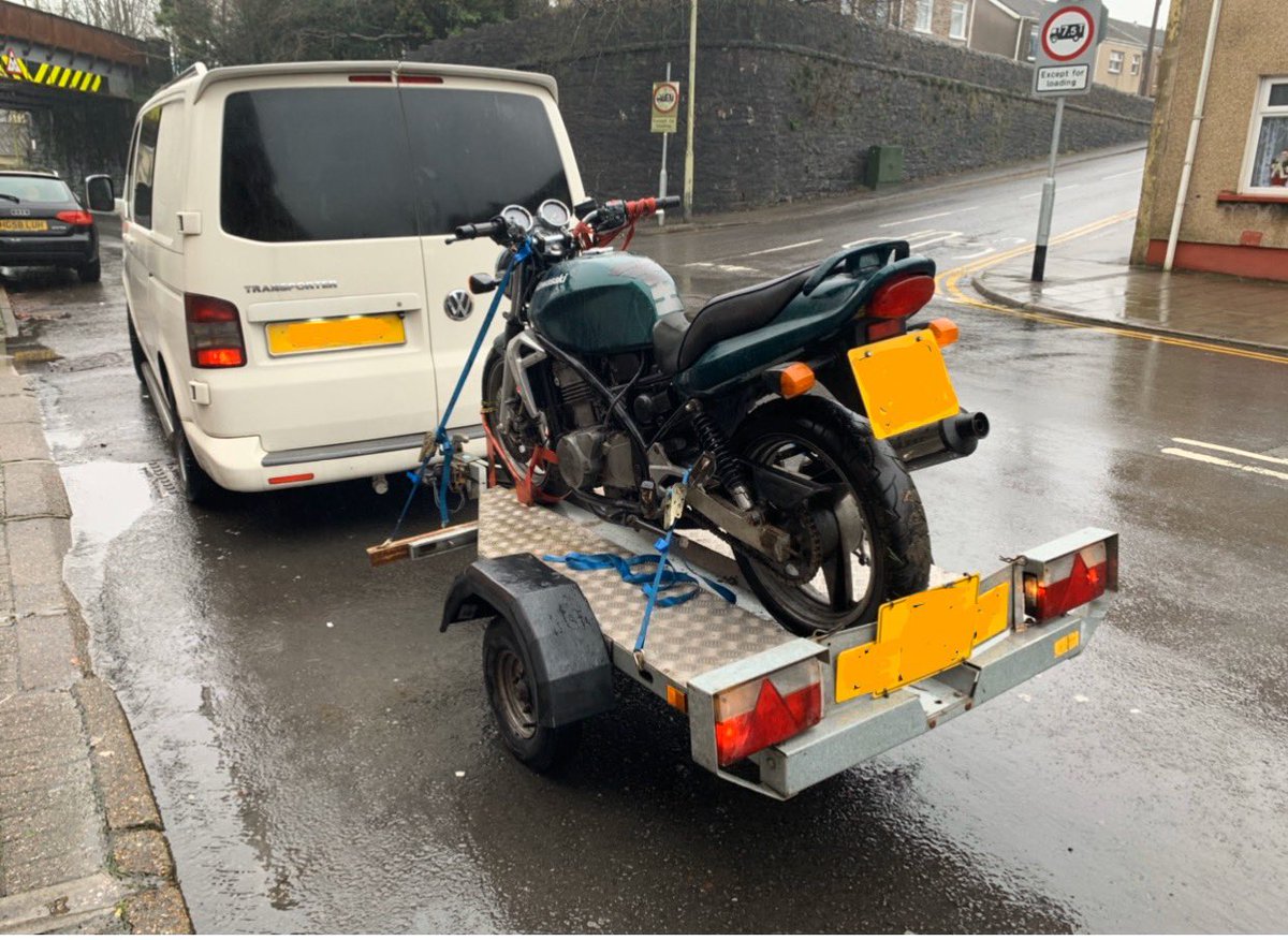 Exuptoy's tweet image. I see you like a café racer too……got this ER5 for £100, cut off the subframe, turned up some spigots to mount a hand made subframe, moved the shock mounts and fitted Bonnie shocks and turned some spacers and a torque arm to fit Z650 wire rims.
#toomanyprojects 😂