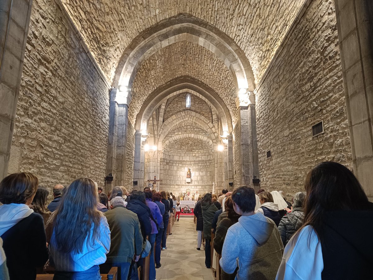 inasoni's tweet photo. Preciosa mañana en este #jubileo con la #catequesis de Gasteiz y @ObispodeVitoria en esta joya del románico. 100 años ya desde que @Araba y @vitoriagasteiz recuperaron este Templo y se coronó a Nuestra Señora la Virgen de Estíbaliz. https://t.co/F7lkbuan9j