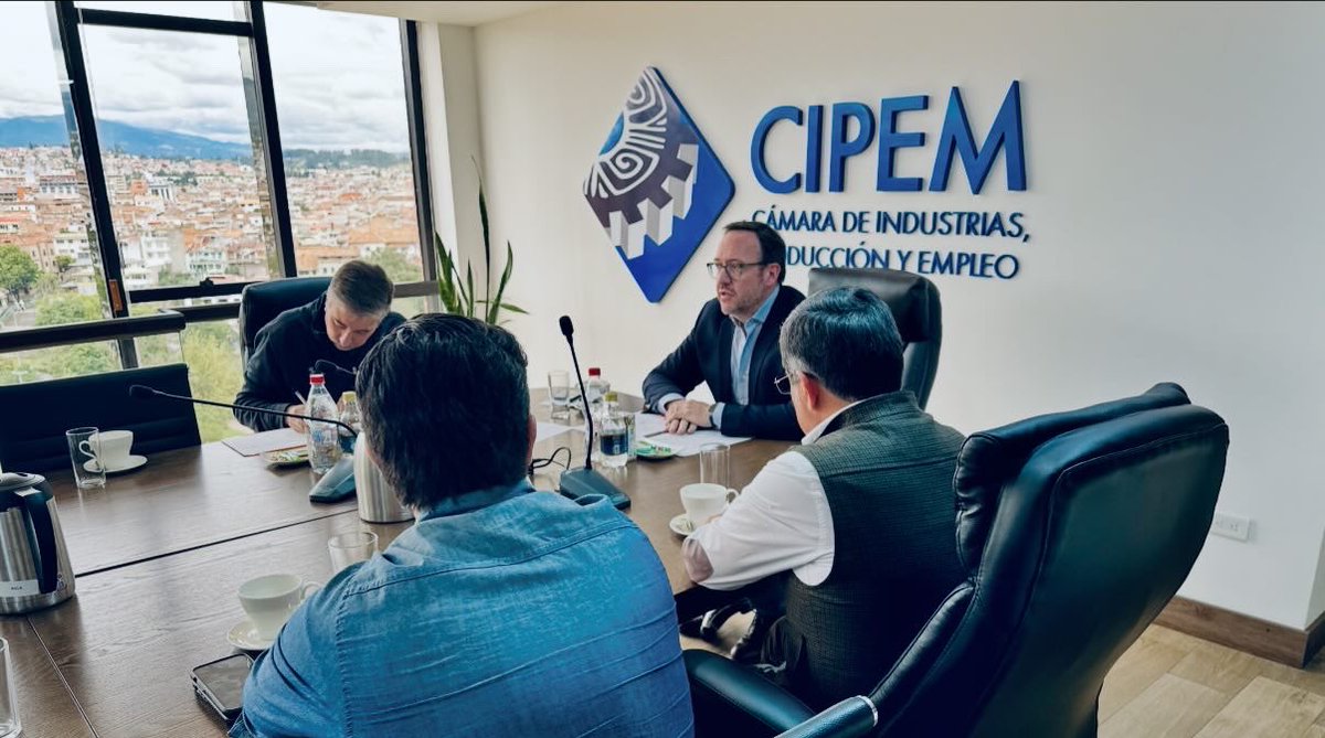 cccuenca's tweet photo. En la reciente Sesión Ordinaria de la Asociación de Cámaras de la Producción del Azuay, se llevó a cabo el cambio de presidencia entre la #cccuenca y nuestro gremio hermano #cipem 💼 https://t.co/C1grFz4eLA
