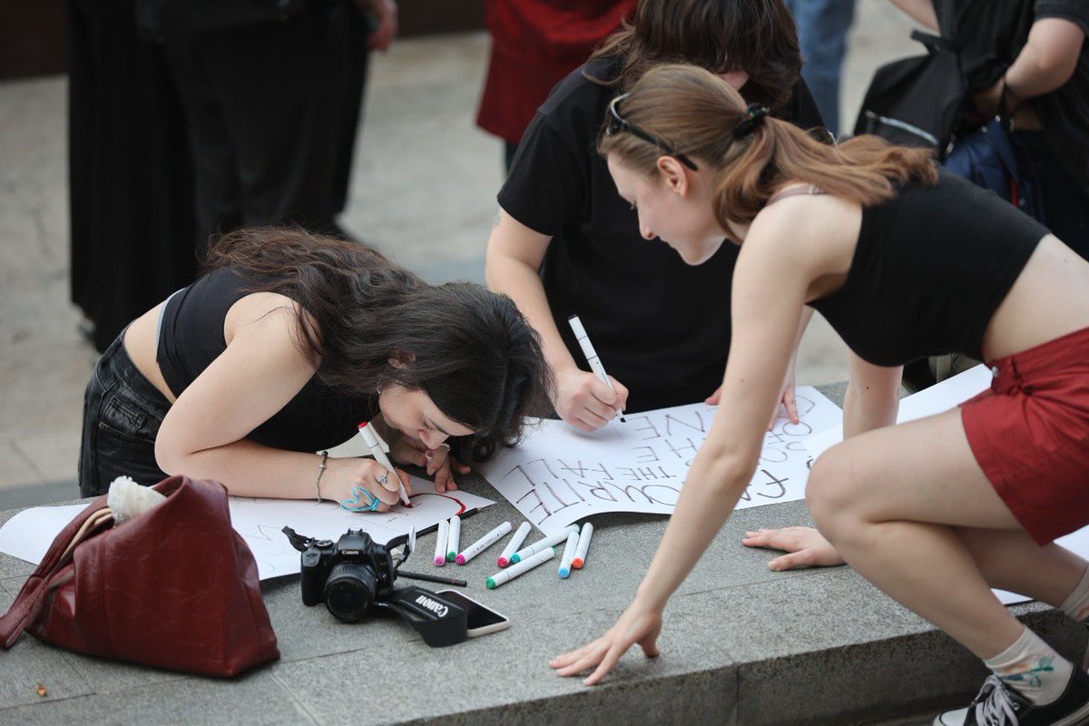 A Tbilisi è in corso una grande marcia delle donne contro la Russia, ossia contro l'adozione della legge sugli “agenti stranieri”, e contro l’abolizione delle quote di genere nelle liste elettorali. Rustaveli Avenue è bloccata. Gloria alle donne georgiane
