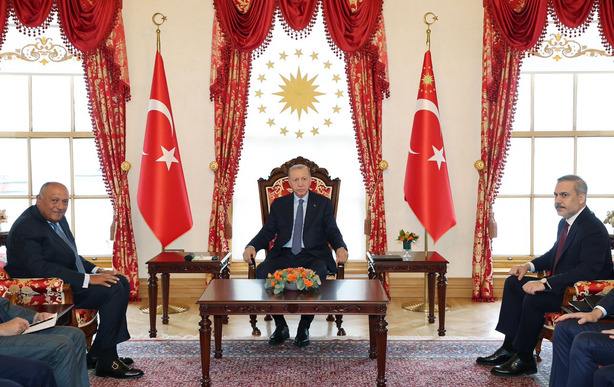 Cumhurbaşkanımız @RTErdogan, Mısır Dışişleri Bakanı Samih Şukri’yi Dolmabahçe Çalışma Ofisi'nde kabul etti.