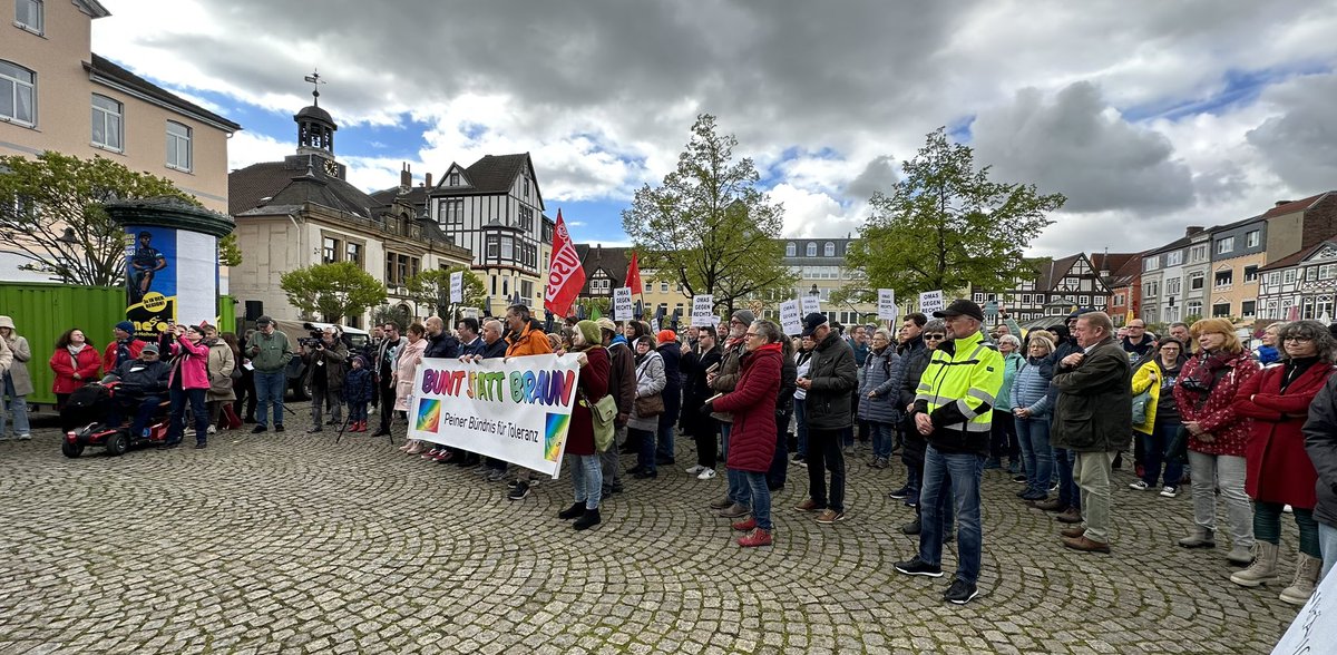 MarioHesse01's tweet photo. Demo heute Mittag in #Peine - mit Unterstützung vom BAM #HubertusHeil  - für #Frieden #Demokratie und #Freiheit. Motto: „Bunt statt Braun“, Initiator: Bündnis für Toleranz. Und natürlich war auch eine Abordnung aus #Schmedendtedt dabei. 😉 https://t.co/0Yu7xhCDI0