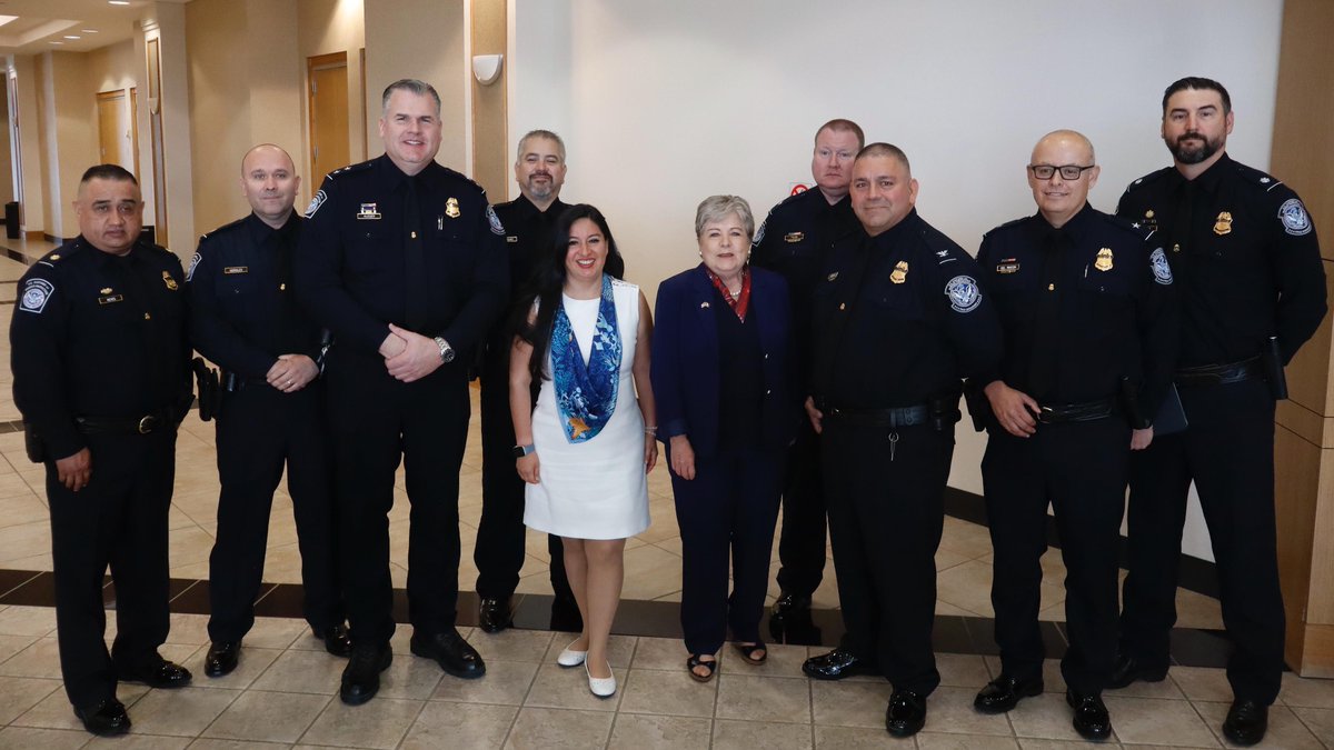 📸 En el cuarto día de su gira de trabajo en Texas, la canciller Alicia Bárcena sostuvo un encuentro con autoridades locales de la ciudad de Eagle Pass; del condado de Maverick; estatales y federales, para hacer un llamado a la colaboración en beneficio de la comunidad fronteriza…