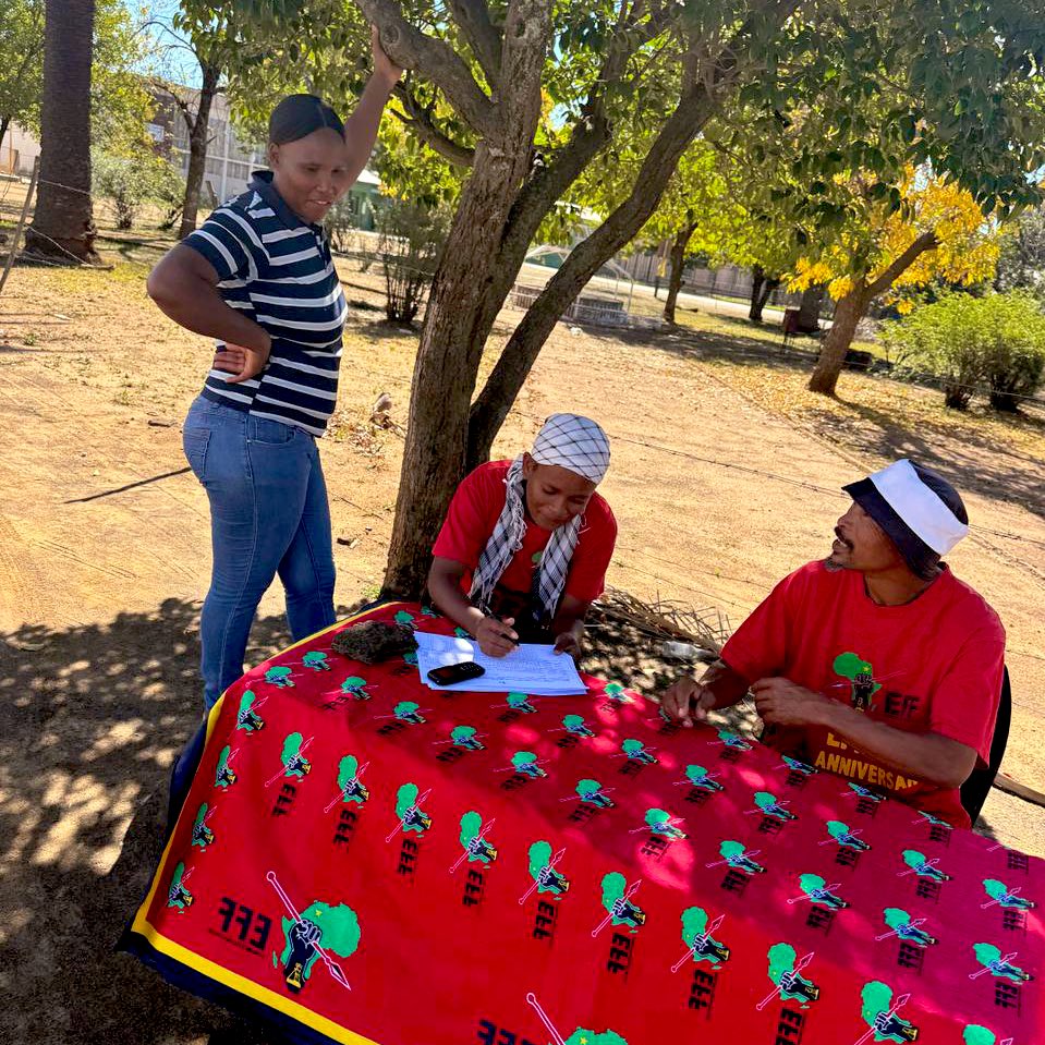 🚨39 Days To Go🚨 Xhariep Regional Chairperson, Fighter Mpotse Molai leading the motho mothong campaign in ward8, Kopanong. DOOR-TO-DOOR, let's go and confront the enemy! Let's go and claim the victory of the EFF! #VoteEFF2024